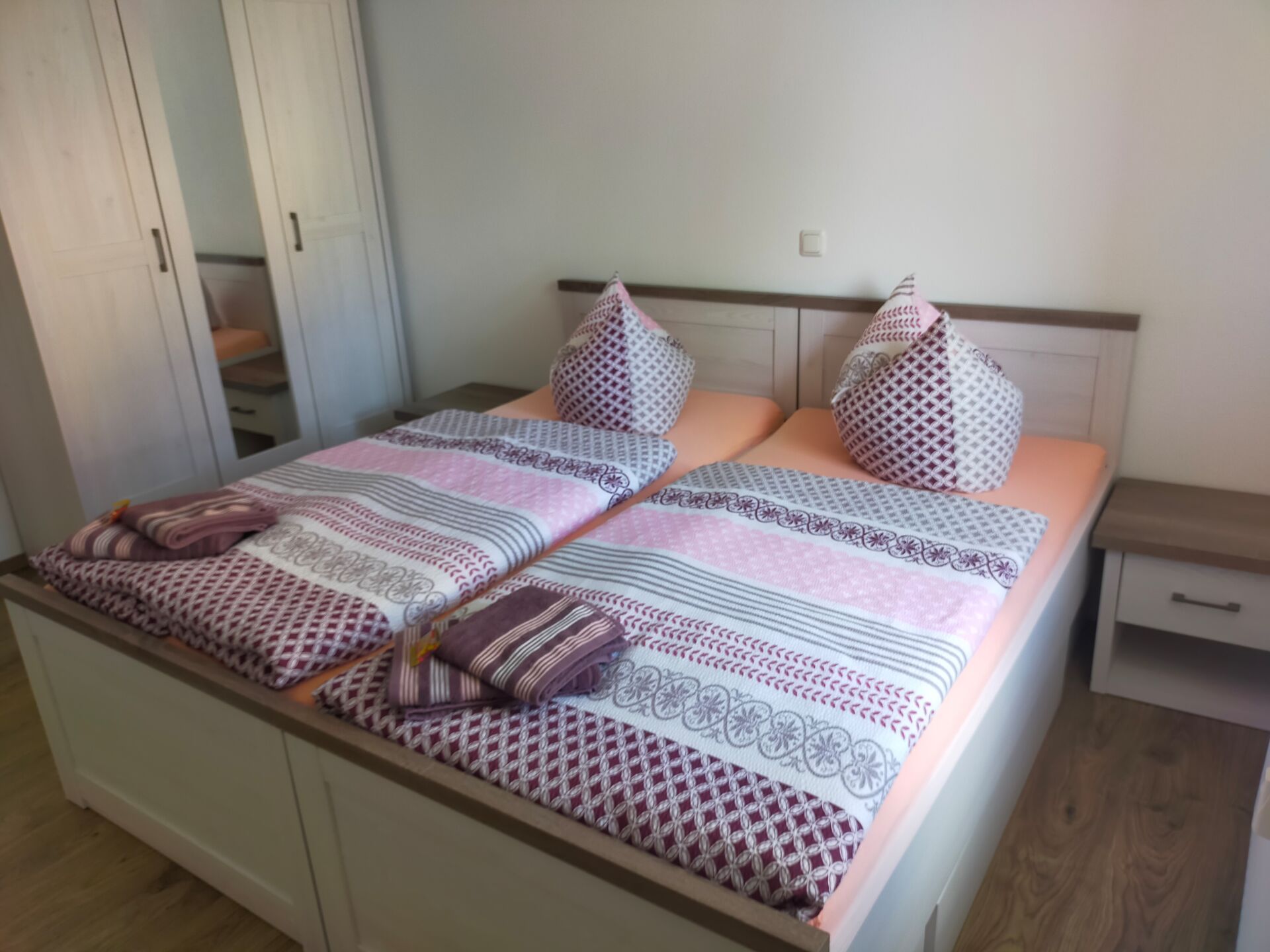 Schlafzimmer mit Doppelbett -Ferienwohnung im Dachgeschoss